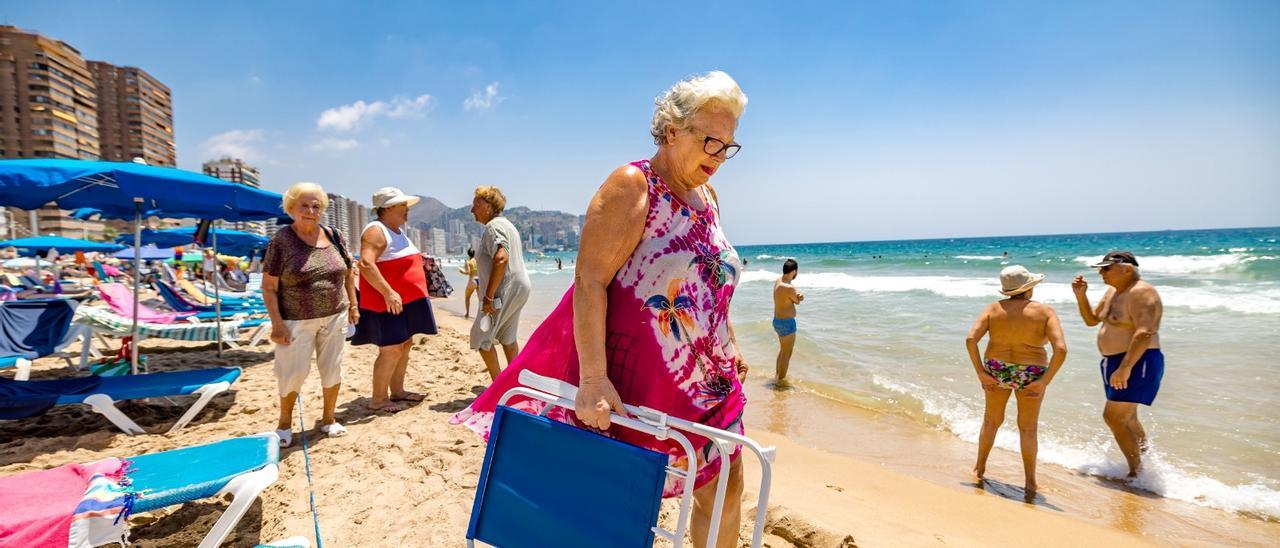 Turistas jubilados disfrutando de la playa en Benidorm