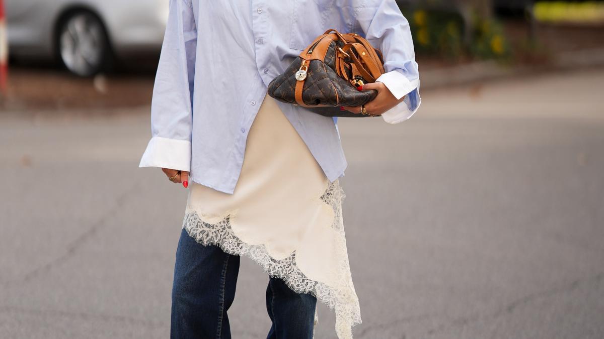 Chica andando por la calle