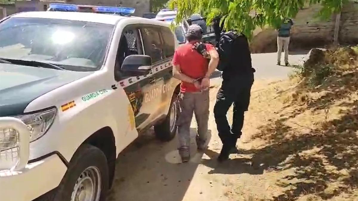 Momento de la detención por el incendio forestal de agosto de 2025 en Vilardevós.