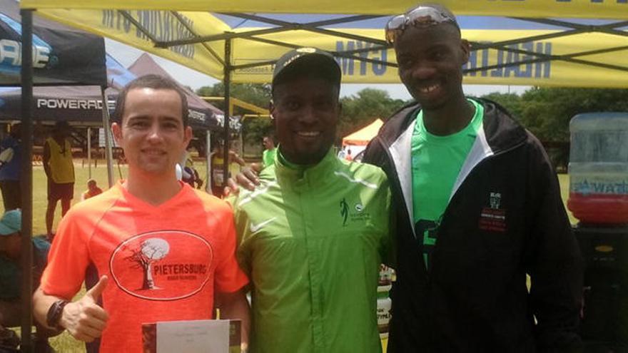 Iván Penalba, junto a otros dos corredores africanos