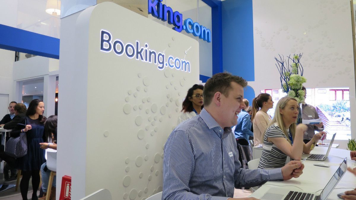 Trabajadores de Booking en una de las sedes de la compañía