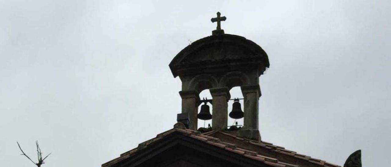 Nazaret Soto, junto a la capilla de San Antoniu en Cangas de Onís, ayer.