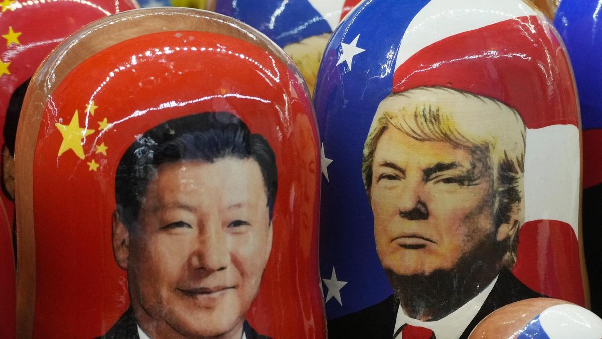 Dos matrioskas rusas con los rostros del presidente chino, Xi Jinping, y el de EEUU, Donald Trump.