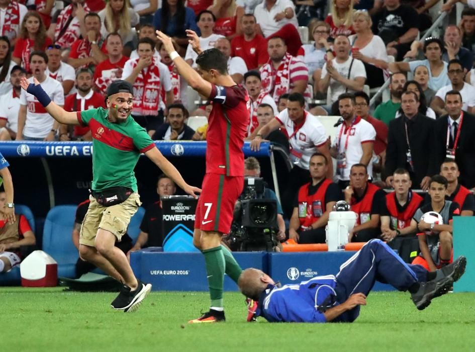 Un aficionado de Portugal saltó al campo durante el Polonia - Portugal e intentó abrazar a Cristiano Ronaldo.