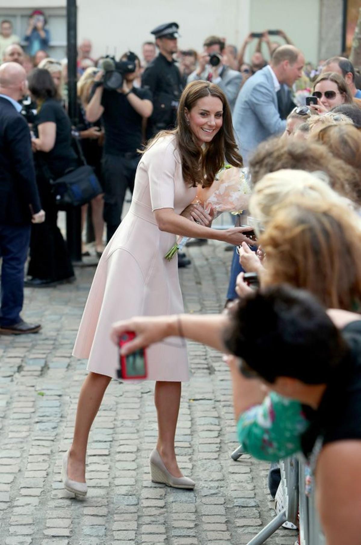 Kate Middleton con vestido rosa en la Catedral de Tror