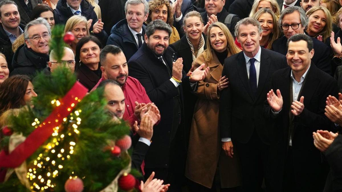 Foto de familia de la Junta Directiva Nacional del PP, con el presidente López Miras junto a Feijóo y María Guardiola.