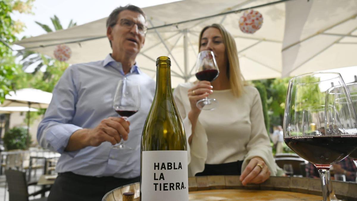 Feijóo y Guardiola, a mediodía de hoy en la plaza cacereña de San Juan.