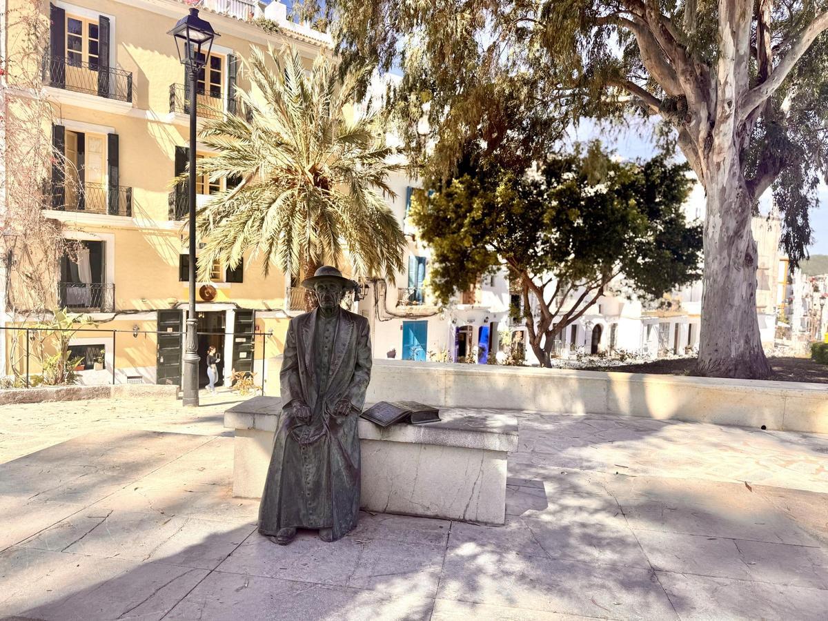 La escultura de Isidor Macabich se mantiene como elemento patrimonial de referencia.