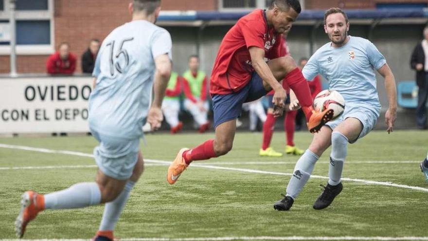 Una jugada del partido de ayer en el Hermanos Llana entre el Astur y el Deportivo Turón.