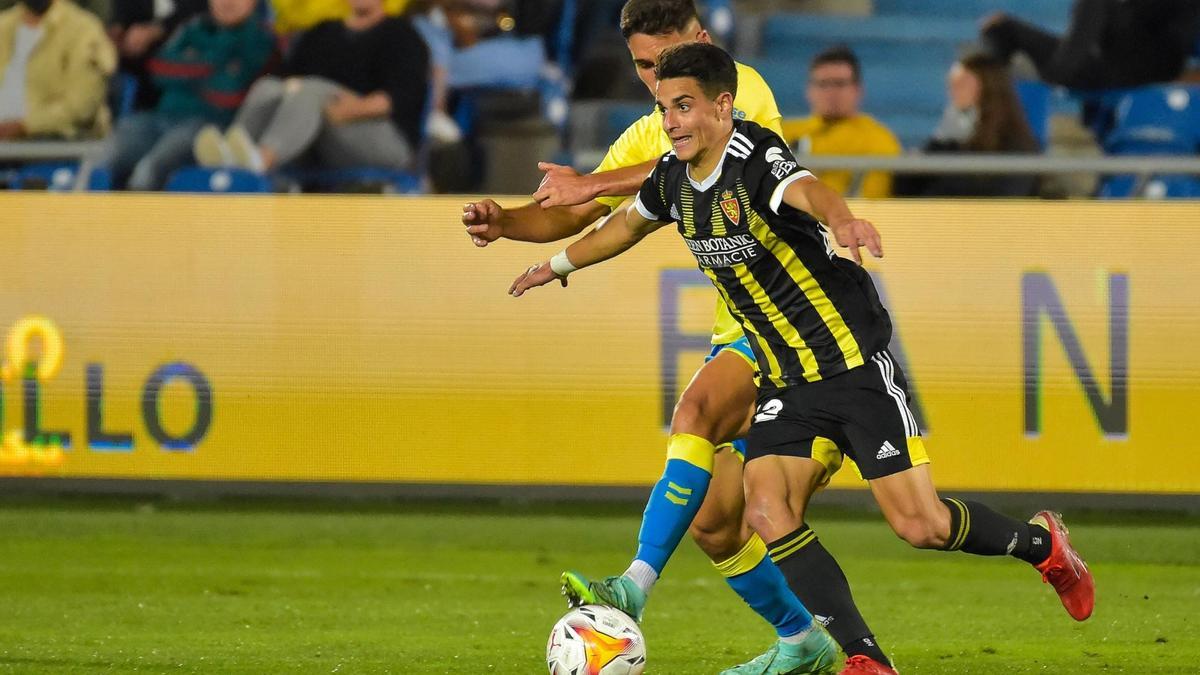 Bermejo se trata de marchar de la presión de Cardona en el partido en Las Palmas.