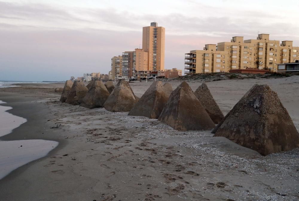 Las pirámides desenterradas por los temporales en la playa de El Perellonet.