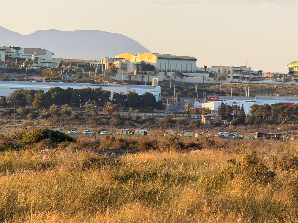 Imagen de la zona del accidente llena de ambulancias.