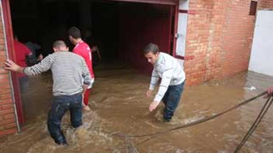 Las fuertes lluvias inundan viviendas y garajes y obligan a cortar calles