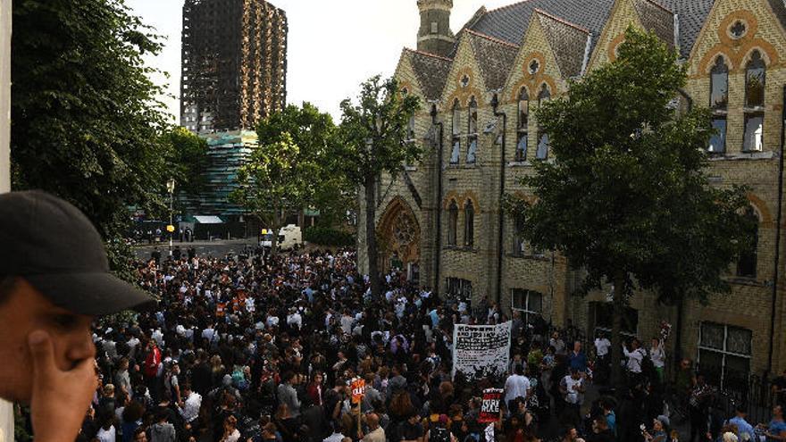 La tragedia de la torre de Londres ya suma 30 muertos y protestas en la calle