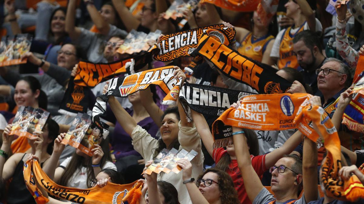 Aficionados del equipo con las bufandas al viento en el pabellón