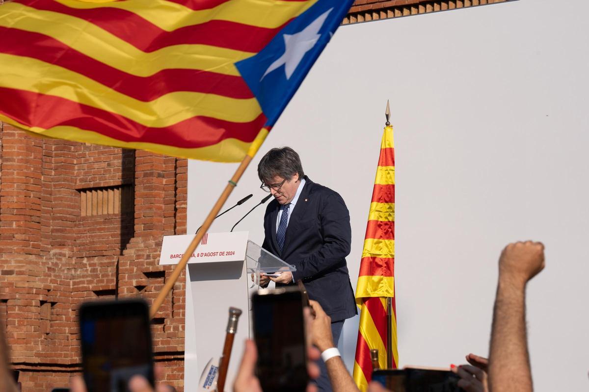 Archivo - El expresidente de la Generalitat de Catalunya Carles Puigdemont interviene en un acto de bienvenida organizado por entidades independentistas en el paseo Lluís Companys, a 8 de agosto de 2024, en una imagen de archivo.