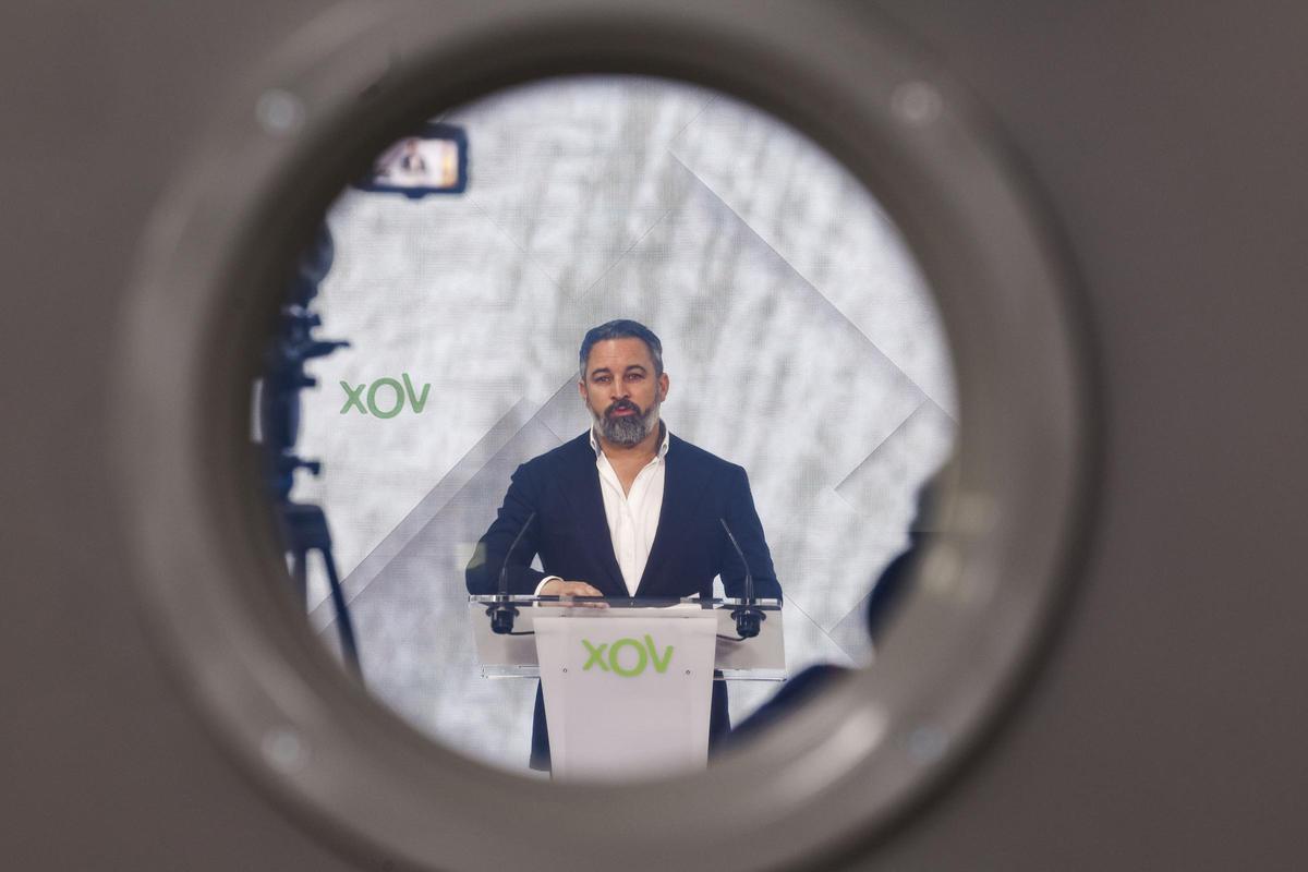 El líder de Vox, Santiago Abascal, durante la rueda de prensa del partido.