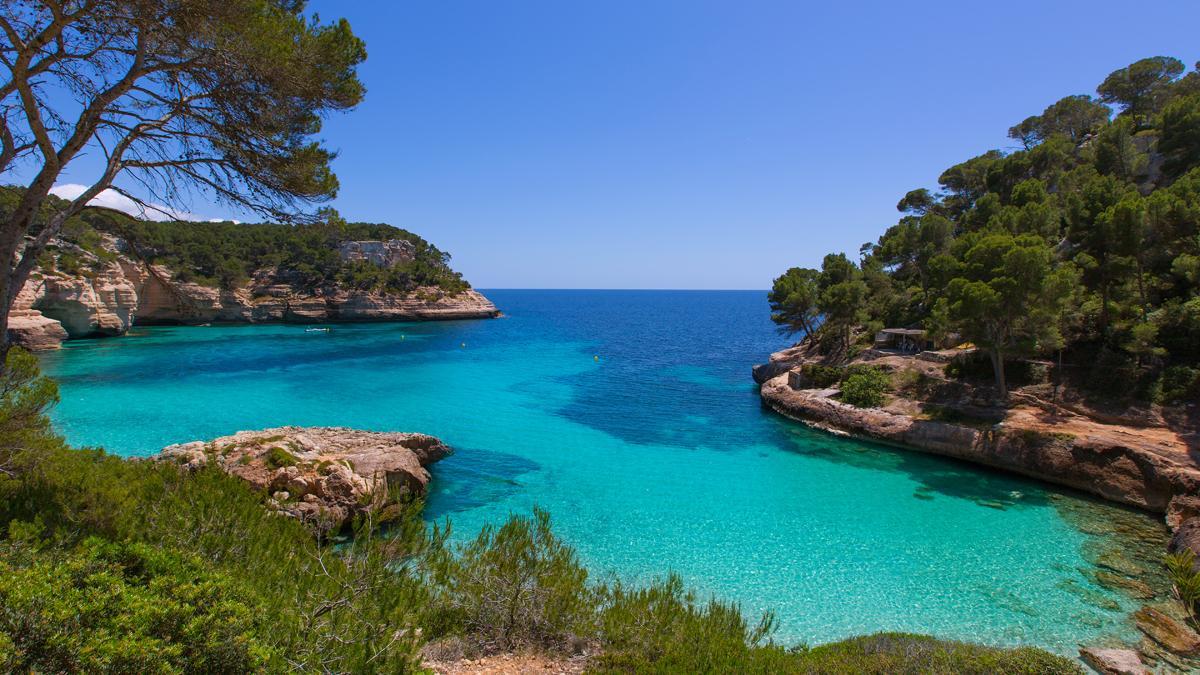 Així de massificada està cala Mitjana, un ‘paradís’ de Menorca
