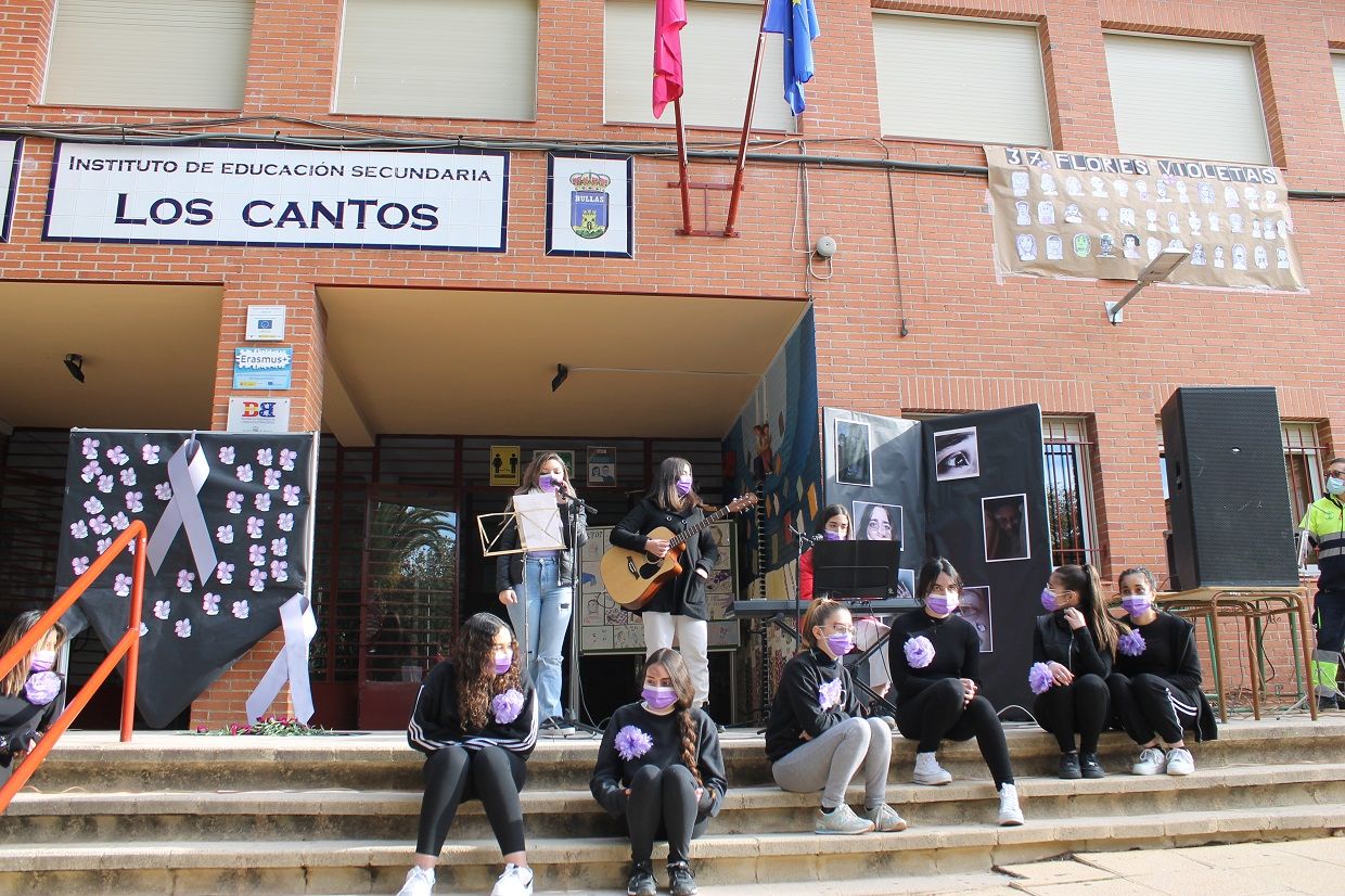 Acto contra la violencia de género y en recuerdo de las víctimas en el IES Los Cantos de Bullas