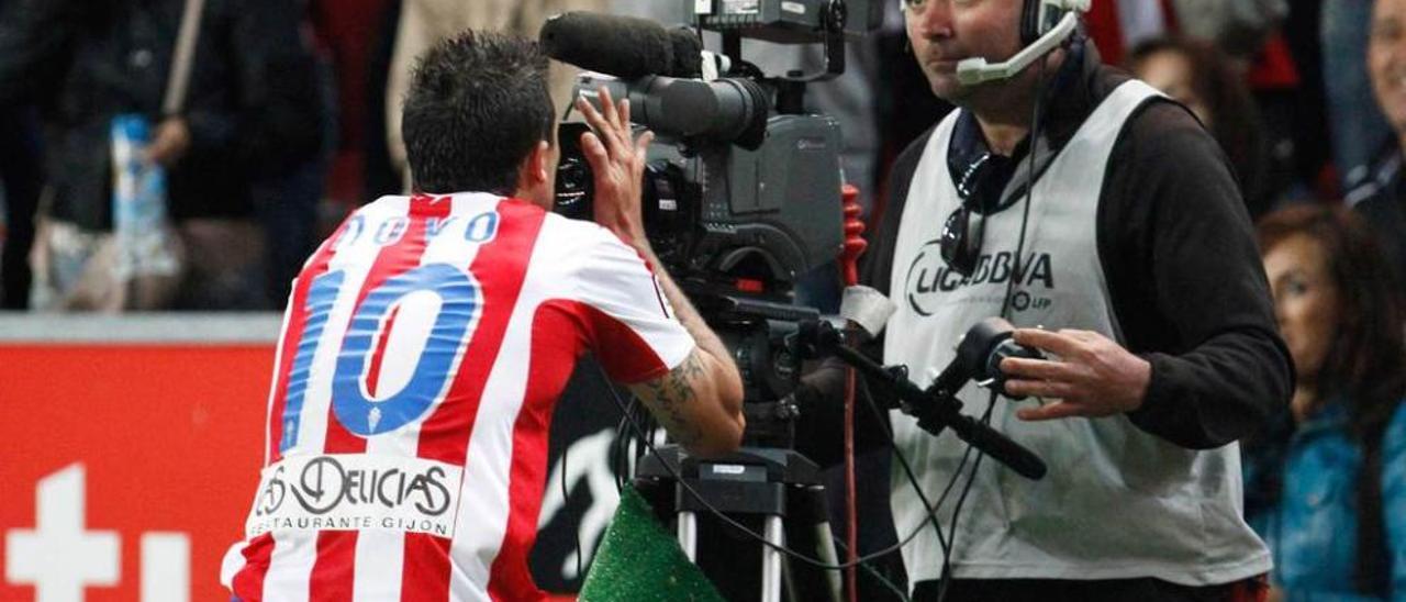 Nacho Novo celebra un gol con una cámara.