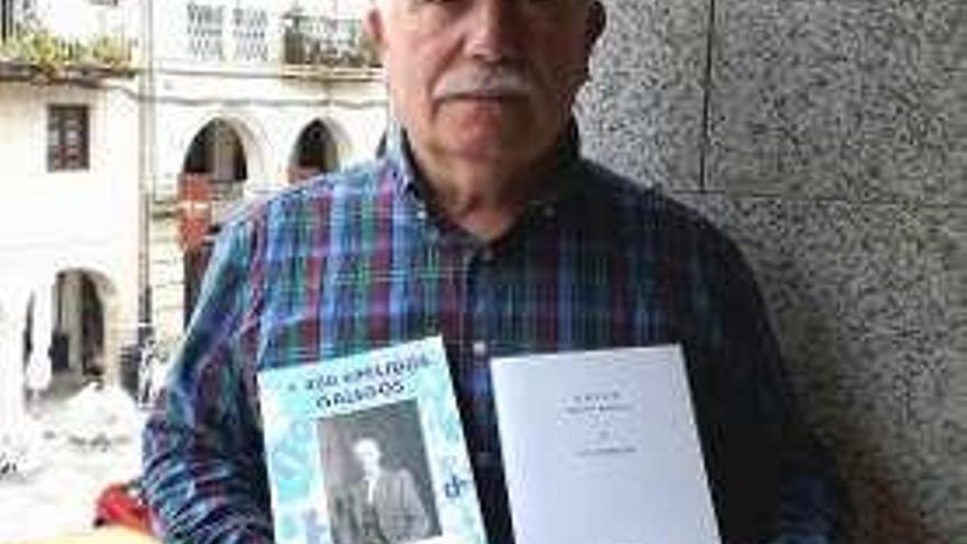 Ernesto Iglesias con el libro. D.B.M.