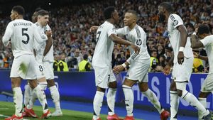 MADRID, 19/02/2025.- El delantero francés del Real Madrid Kylian Mbappé (2d) celebra el segundo gol de su equipo durante el partido de vuelta de la eliminatoria previa a los octavos de final de la Liga de Campeones que Real Madrid y Manchester City disputan hoy miércoles en el estadio Santiago Bernabéu. EFE/Kiko Huesca