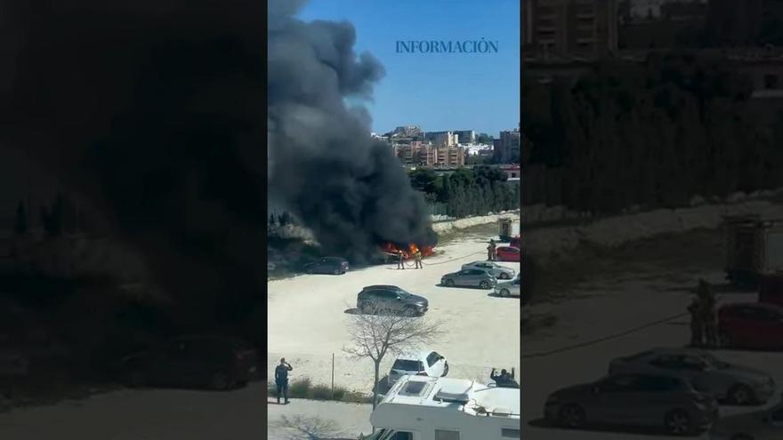 Impactante incendio de cuatro coches en un solar de Alicante junto a Cruz Roja