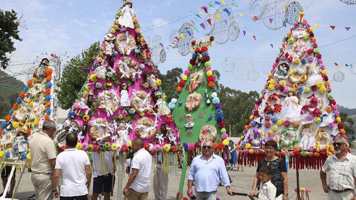 Varias espadanas en el «torreiro» de fiestas de San Xurxo, en Salceda.
