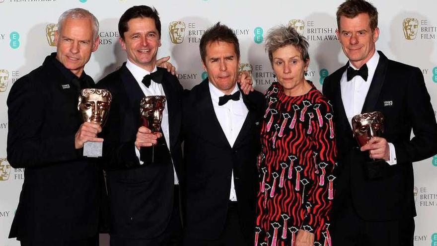 Frances McDormand, con el director y parte del equipo de &#039;Tres anuncios a las afueras&#039;.