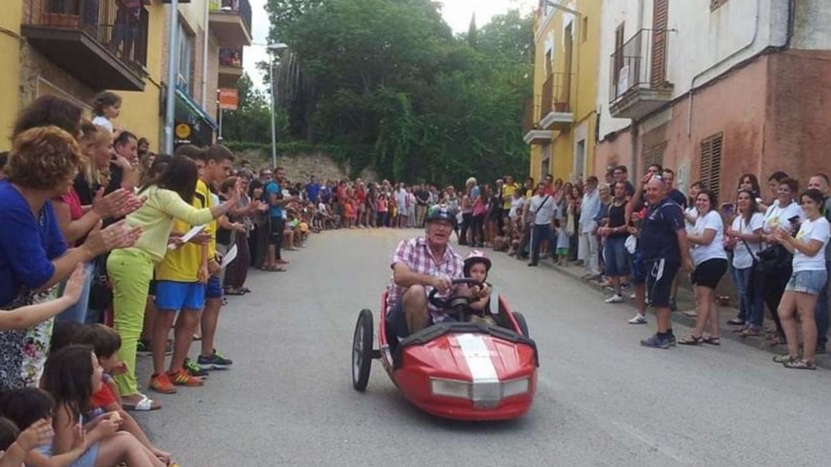 La baixada de carros és tot un clàssic al poble durant la Festa Major d’estiu