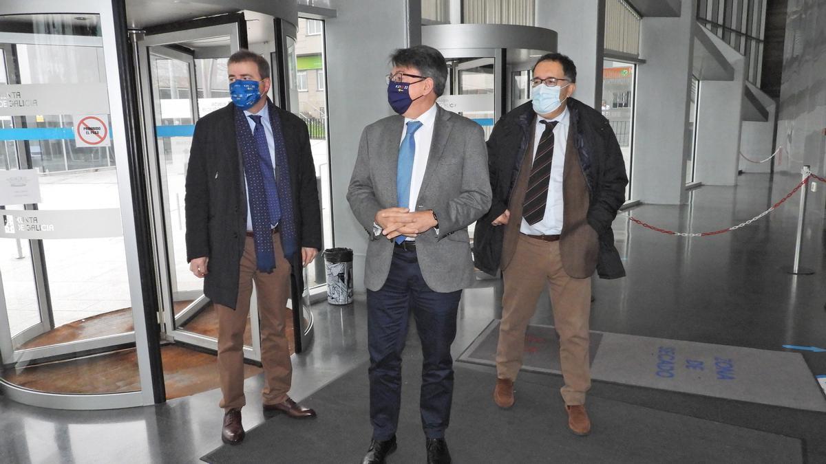 Pardo, Martín y Piña, en la entrada del edificio judicial de Ourense.