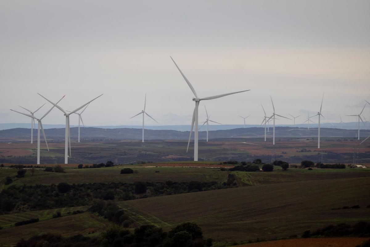 Múltiples aerogeneradores en un paisaje rural de Aragón, que es la segunda potencia eólica de España.