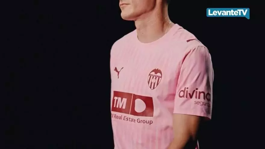 Así es la novedosa tercera equipación del Valencia CF