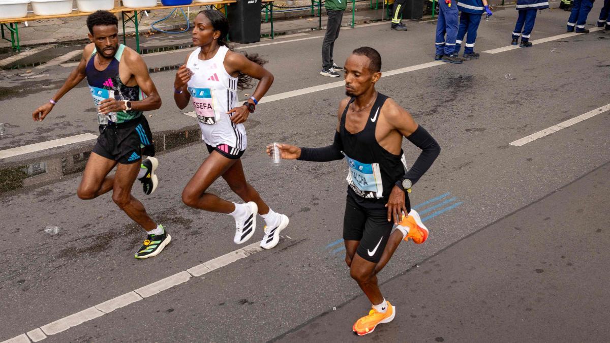 Assefa, corriendo con las ‘Adizero Adios Pro Evo 1’