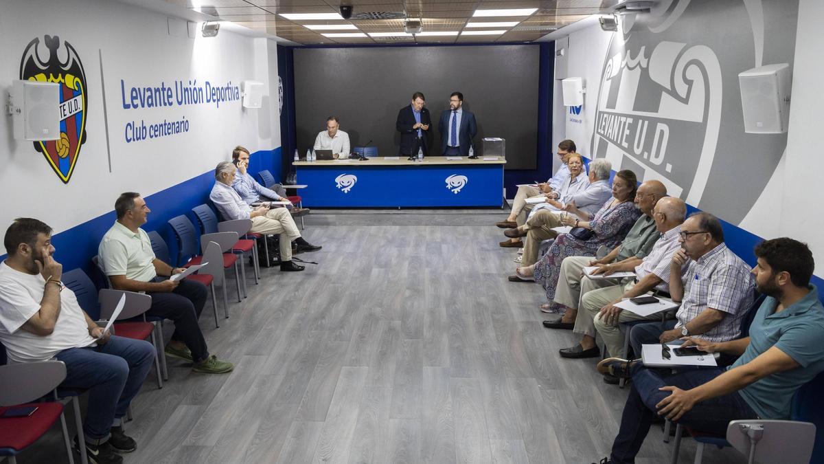 Imagen de la reunión del Patronato de la Fundación en la que fue elegida la propuesta de viabilidad de José Danvila