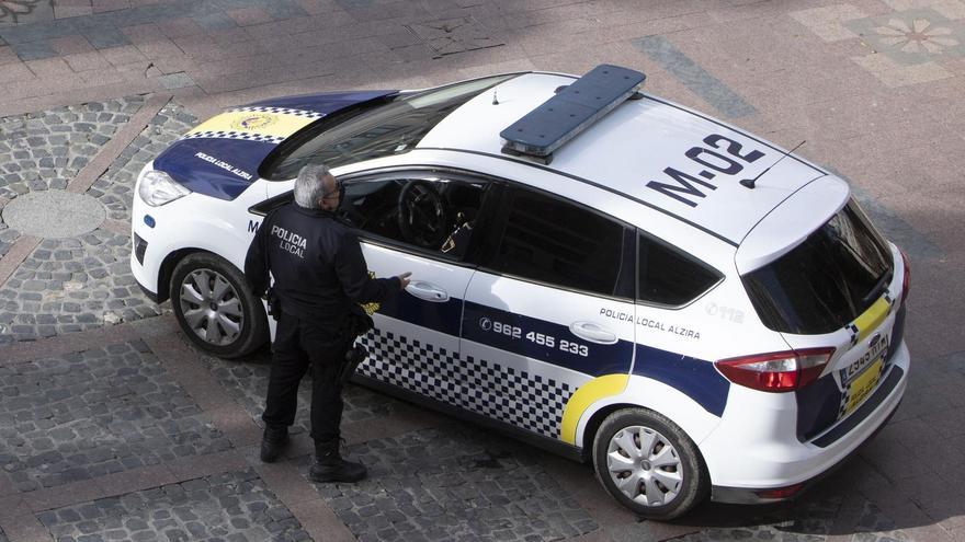 Un coche patrulla de la Policía Local de Alzira, en una imagen de archivo.