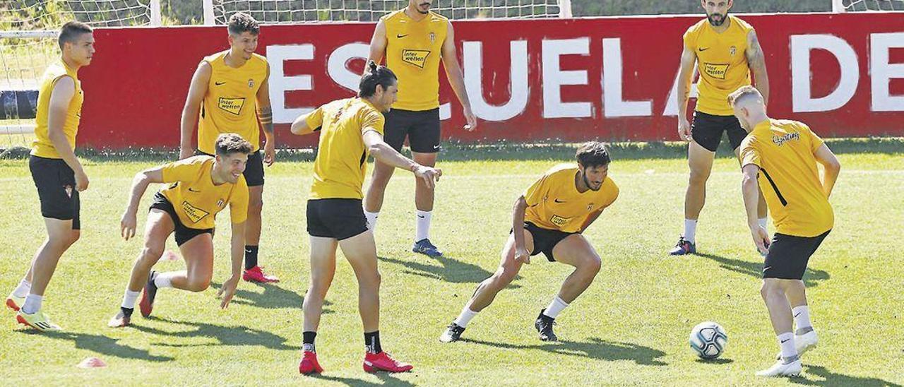 Por la izquierda, Djuka, Nacho Méndez, Bertín, Cristian Salvador, Cordero, Valiente, Molinero y Bogdan, ayer, en Mareo.