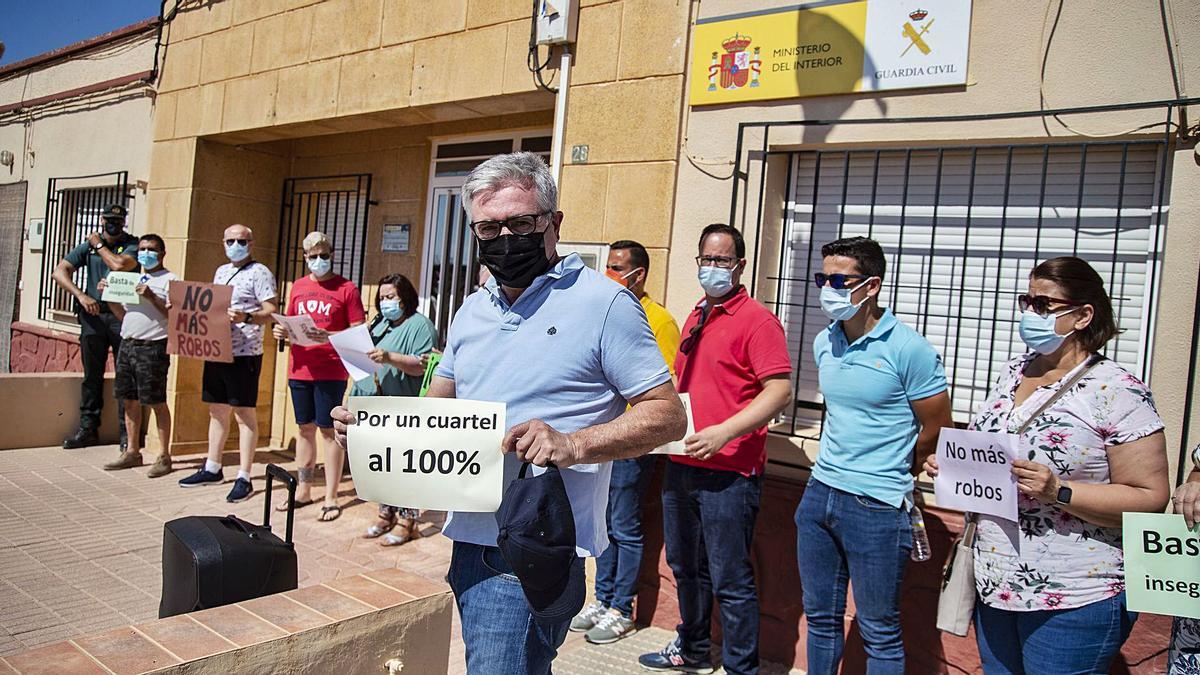 Vecinos de las diputaciones se manifiestan frente al cuartel de la Guardia Civil de El Albujón.