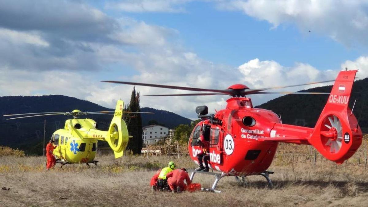 Helicòpters dels Bombers i el del SEM en una actuació, foto d'arxiu