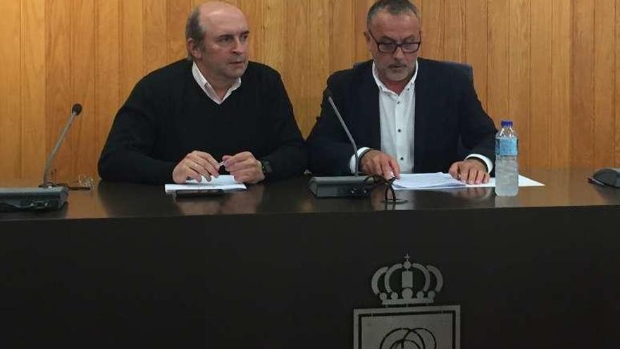 El teniente de alcalde y líder del PSOE (izda.) y el alcalde, el viernes.