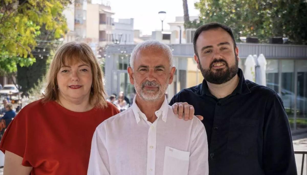 Leticia y Vicent de Compromís, junto a Fran, de Podem, que podria entrar ahora en el gobierno de Picassent..