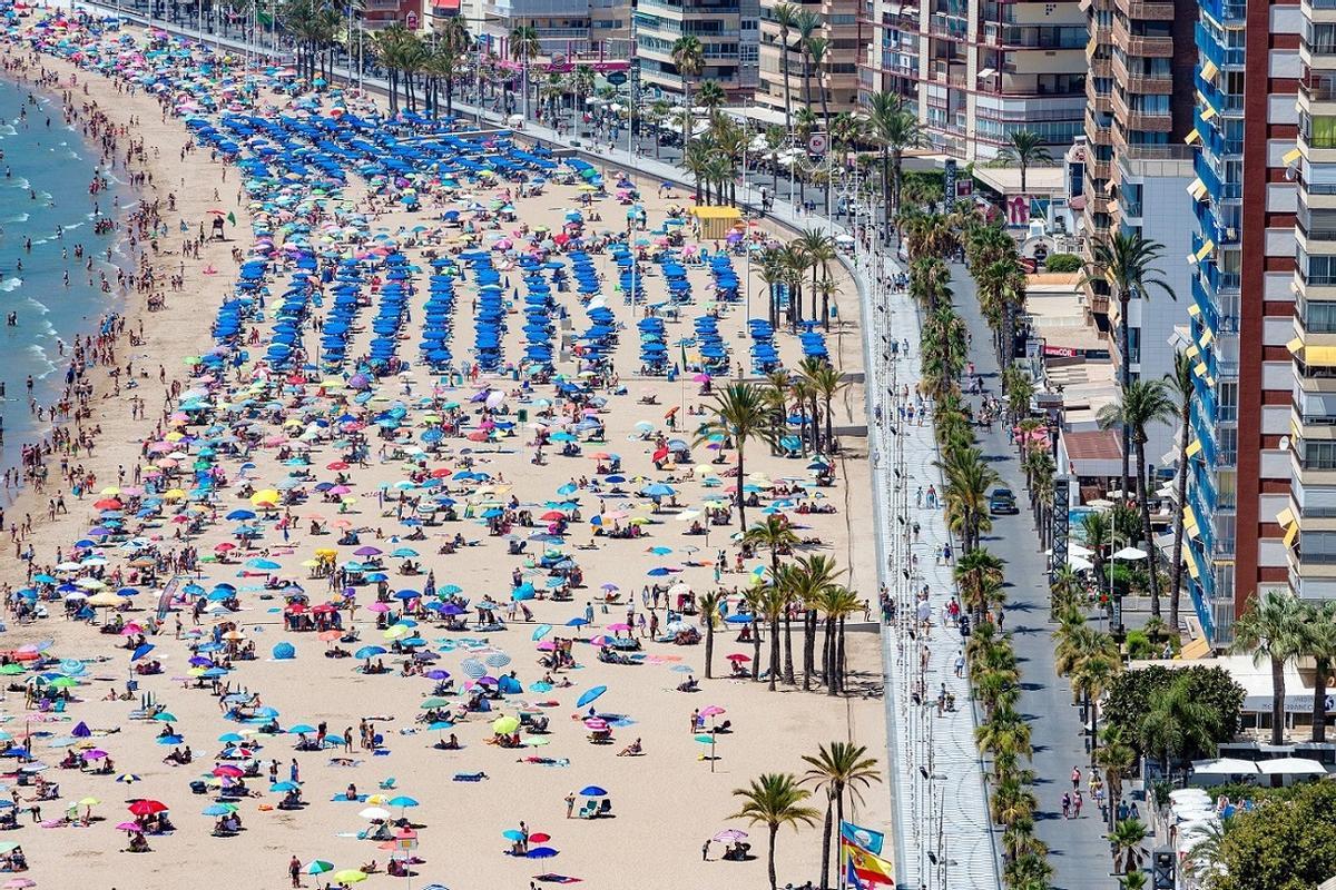 Bañistas en la playa de Benidorm. 