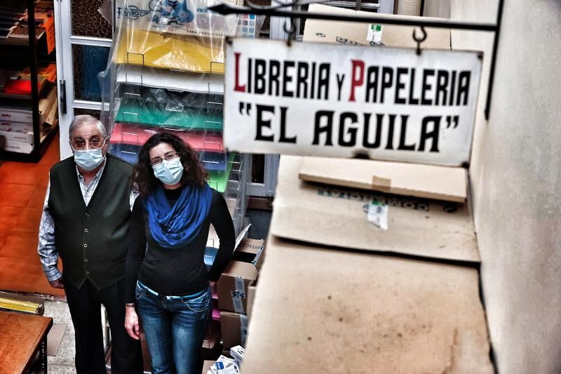 La librería El Águila, la más antigua de Tenerife, cumple 80 años