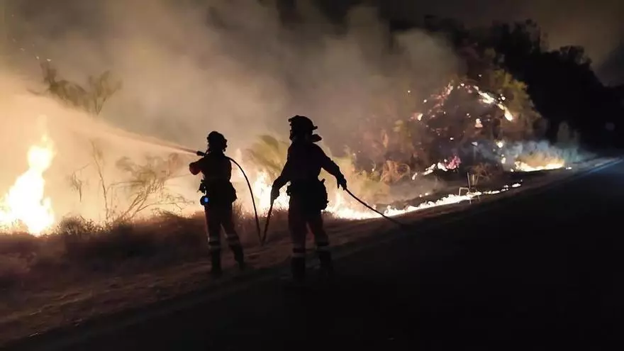 Imágenes de las actuaciones de la UME esta noche en el incendio de la localidad almeriense de Los Gallardos.