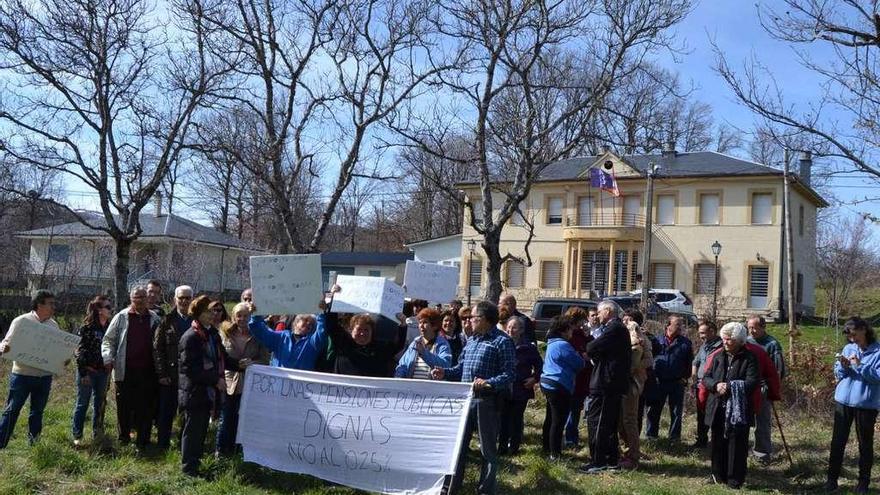 Concentrados ante el Ayuntamiento de Cobreros para reclamar unas pensiones dignas.