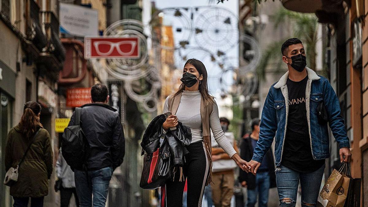 Una pareja de compras por la Calle Castillo, de Santa Cruz.