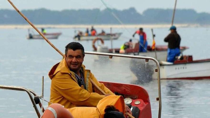 La mayor parte del marisqueo en la ría de Arousa ha decidido paralizar su actividad. // Iñaki Abella