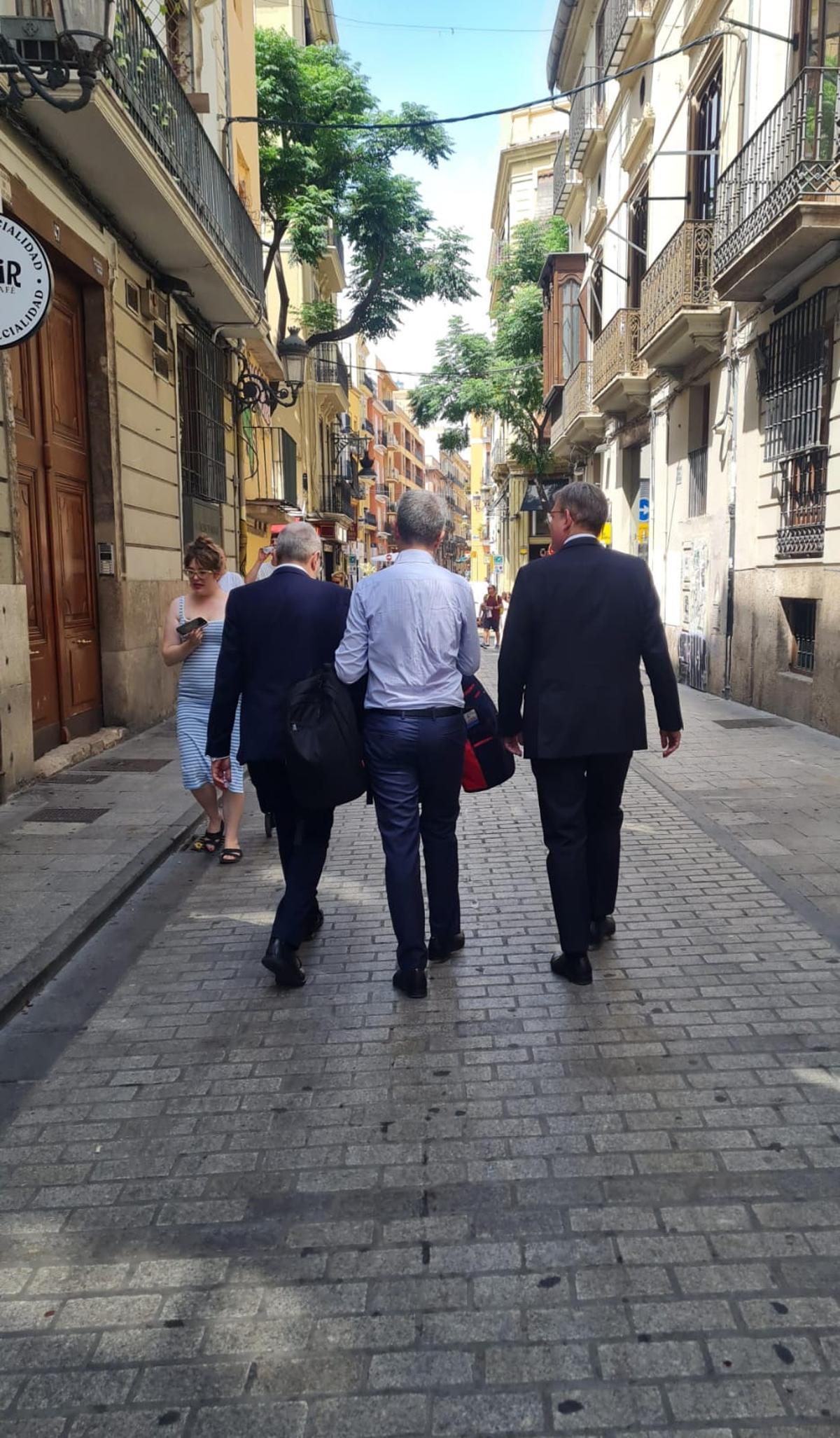 Arcadi España y Puig, al abandonar el Palau de la Generalitat en 2023