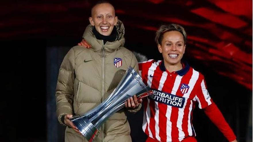 Torrecilla y Amanda Sampedro, con el trofeo de campeonas.