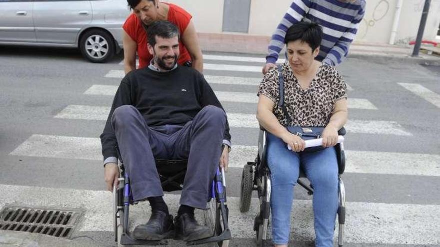 El PSOE se pasea en silla de ruedas para denunciar barreras en las calles